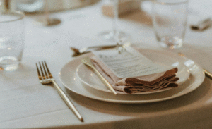 Tkanina obrusowa – materiał na obrusy do domu i gastronomii