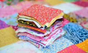 Tkaniny na patchwork i quilting – bawełna wzorzysta i zestawy do szycia